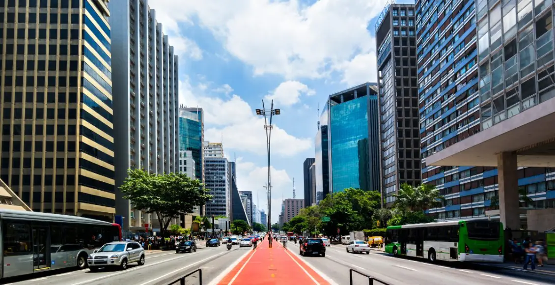 Imagem de bloco de carnaval na Avenida Paulista