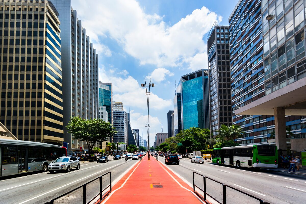 Imagem de bloco de carnaval na Avenida Paulista